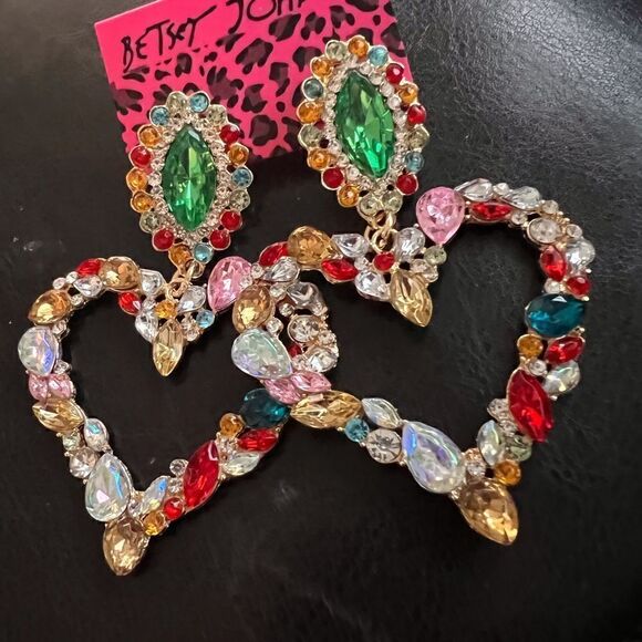 🎊🎊HOST PICK 🎉🎉🎉Betsey Johnson large colorful crystal heart dangle earrings 🎊 - Picture 1 of 5